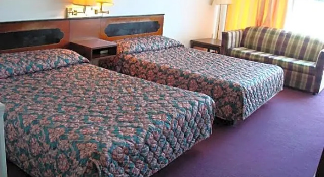 Четырёхместный номер Standard Gray Plaza Motel Benton Rend Lake I-57