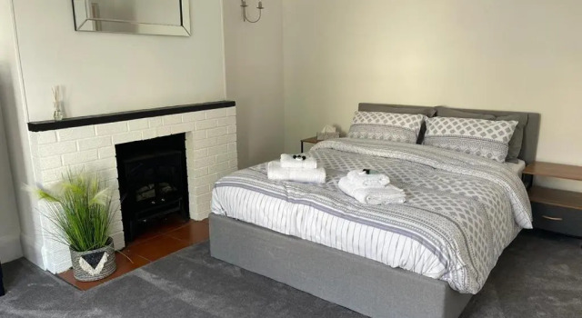 Ground Floor 2 Bed Holiday Flat, Забронировать Отель Отели Исторического графства Суссекса с парковкой, Парковка