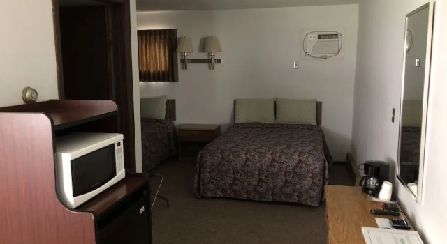 EdgeOfTheWoodsMotel, Buchen Sie Motel New Lisbon Wisconsin