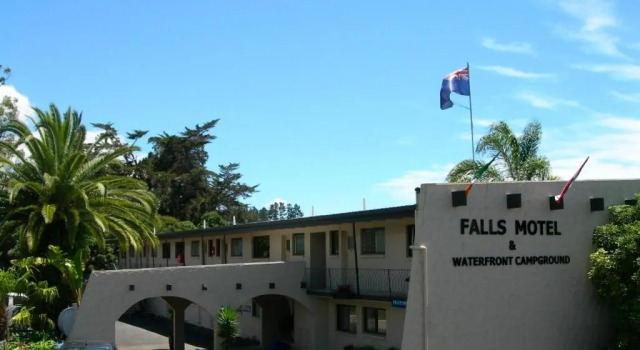 Waterfalls Estate - Motel & Campground