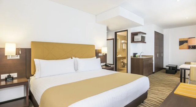 Двухместный люкс с балконом Holiday Inn Express & Suites Bogota Zona G By IHG