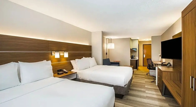 Четырёхместный люкс Holiday Inn Express & Suites Bellevue -Omaha Area- by IHG