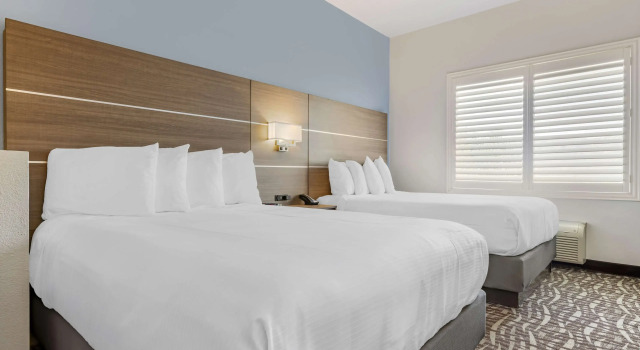 Четырёхместный номер Standard Best Western Plus Lake Elsinore Inn & Suites