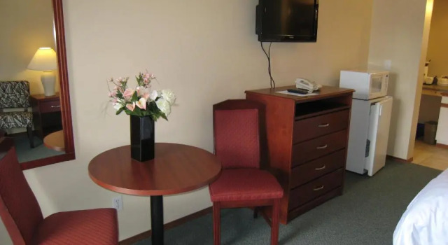Mary's Motel, Rezerwuj Motel Hotele w Golden z basenem, Basen