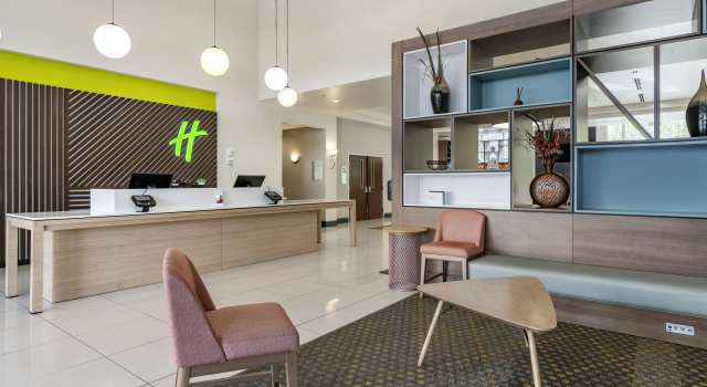 Holiday Inn Louisville Airport South by IHG, Забронировать Отель Отели Луисвилл с парковкой, рядом с Indian Trail Square Shopping Center, Парковка