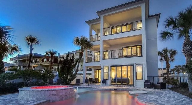 Not the Norm 11 Bedroom Holiday Home by Five Star Properties, Book Feriehus Villaer i Florida, Villa