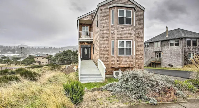 Коттедж с 4 комнатами с балконом Walk to Beach: Pacific City Home w/ Bay Views!