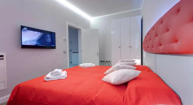 Elegant Suite Located Near Central Station of Florence, Prenota Hotel Firenze Toscana