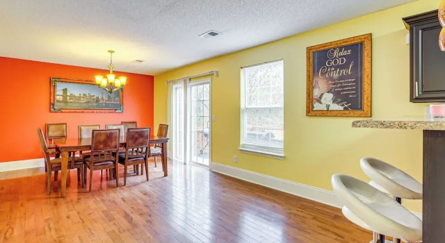 Wooded Trail On-site, Spacious Simpsonville Home, Забронировать Дом для отпуска Симпсонвилл Южная Каролина, рядом с Prisma Health Hillcrest Hospital