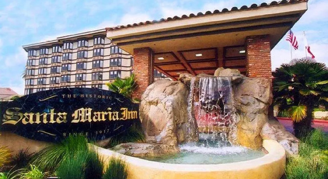 Кровать в общем номере Historic Santa Maria Inn