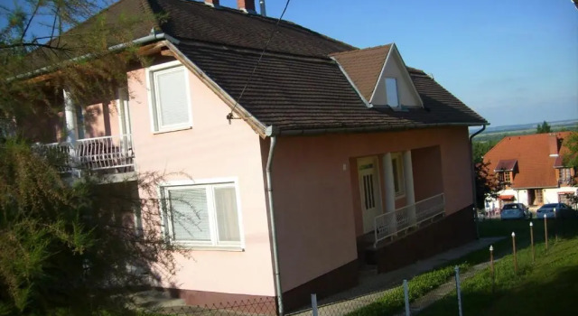 Porat House, Book Hotel Hoteller i Western Transdanubia med parkering, Parkering