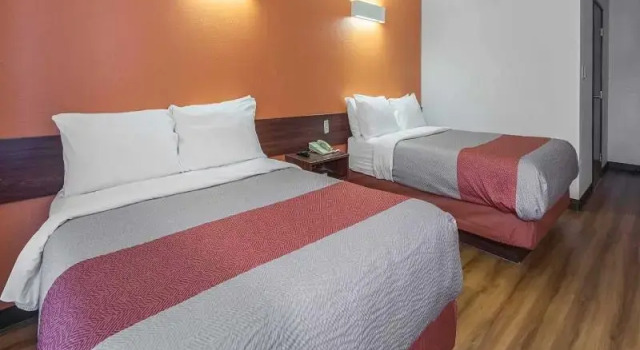 Четырёхместный номер Standard Microtel Inn & Suites by Wyndham Cleveland Streetsboro