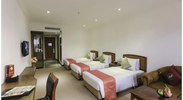Трёхместный номер Deluxe c 1 комнатой с балконом и с красивым видом из окна Angkor Howard Hotel