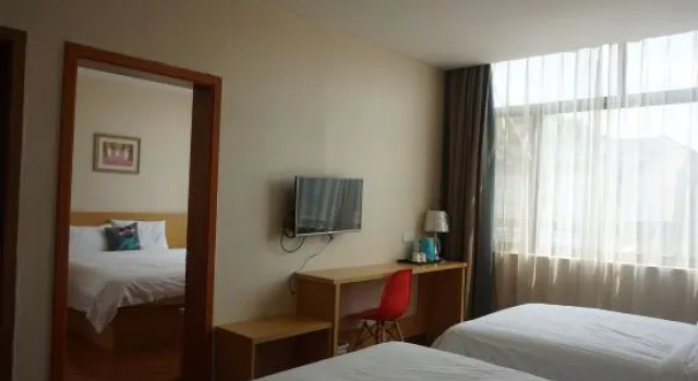 Кровать в общем номере (женский номер) Shanghai Green River South Hotel (Pudong Airport Branch)