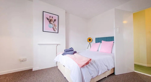 4 Bed - 2 Baths 1 Walk in Shower Lots of Parking