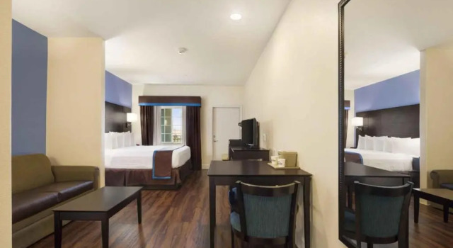 Двухместный номер для гостей с ограниченными возможностями Days Inn & Suites by Wyndham Galveston West/Seawall