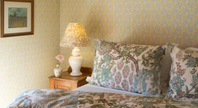 Кровать в общем номере Cheshire Cat Inn & Cottages