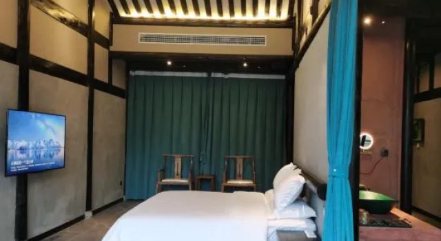 Люкс с видом на внутренний двор Emeishan Liangchu Tiansi Tang Homestay