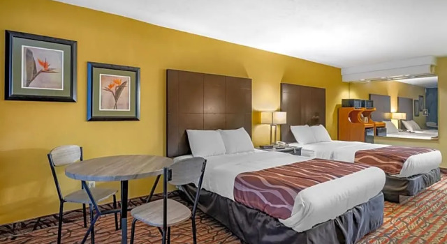 Четырёхместный номер Standard с видом на бассейн Rodeway Inn Central Clearwater Beach