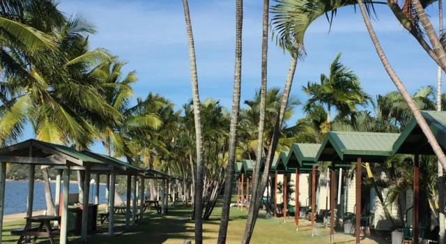 Семейная вилла с 2 комнатами с балконом NRMA Bowen Beachfront Holiday Park