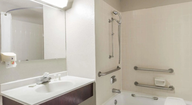 Номер Standard Super 8 by Wyndham St. Charles