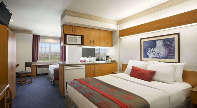 Четырёхместный люкс Ramada Limited by Wyndham, Bloomington I-55 & I-74 IL