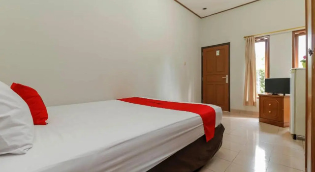 Двухместный номер Standard Reddoorz Plus @ Karet Pedurenan 3