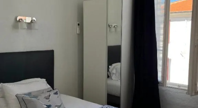 Одноместный номер Standard с видом на город Hôtel Eden - La Baigneuse