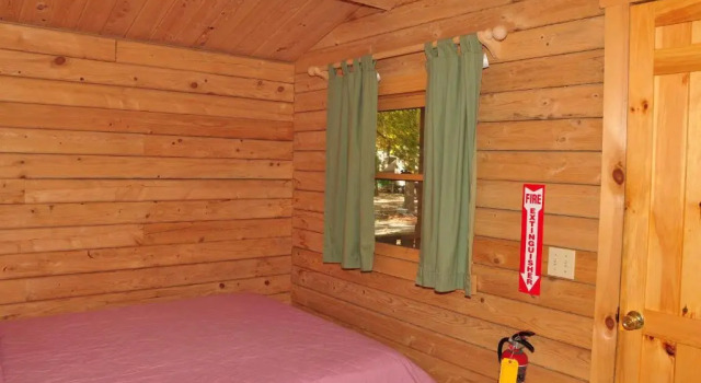 Tranquil Timbers Cabin 11, Book Hotel Hoteller i Sturgeon Bay med parkering, Parkering