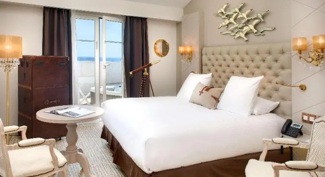Двухместный семейный номер Standard с балконом Grand Hotel Des Sablettes Plage, Curio Collection By Hilton