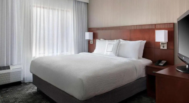 Люкс Courtyard Boston Stoughton