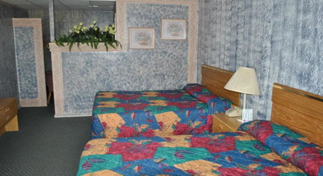 Четырёхместный номер Standard Travel Inn Motel