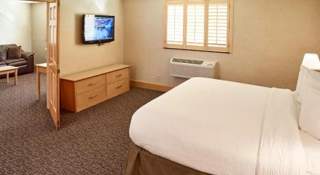 Люкс Deluxe LivINN Hotel Minneapolis North / Fridley
