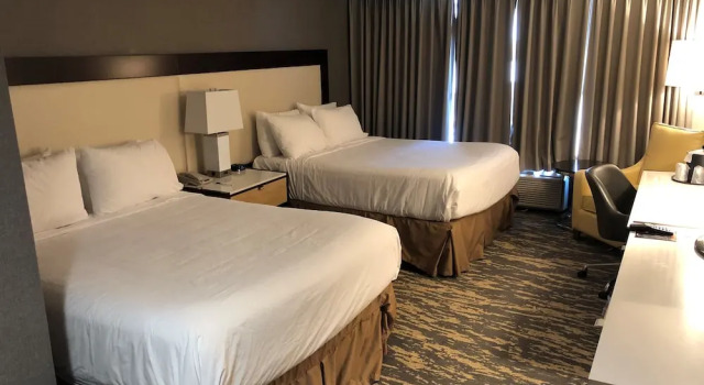Четырёхместный номер Superior с красивым видом из окна Wyndham Lancaster Resort and Convention Center