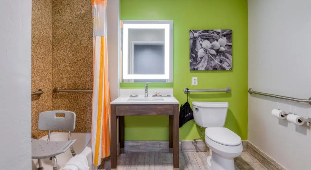 Номер Tub with Grab Bars для гостей с ограниченными возможностями La Quinta by Wyndham Visalia/Sequoia Gateway