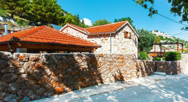 Holiday house Jucinovi Dvori, Starigrad Paklenica with pool