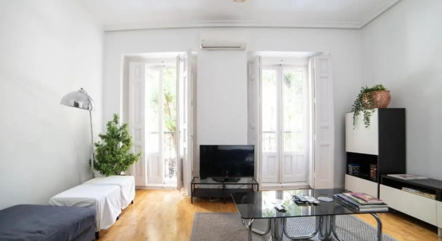 Bright apartment in Historical City Center, Забронировать Апартаменты/квартира Шамбери Мадрид, рядом с Глориета-де-Куатро-Каминос