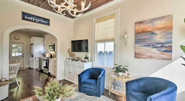 1 Mi to Gulf! Couples Retreat in Galveston, Забронировать Отель Галвестон Texas Gulf Coast, рядом с Betty Head Oleander Garden Park