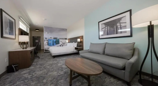 Люкс La Quinta Inn & Suites by Wyndham Santa Cruz