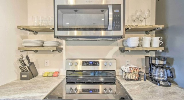 Апартаменты Modern Townhome w/ Deck - 1/2 Mi to Elkhart Lake!