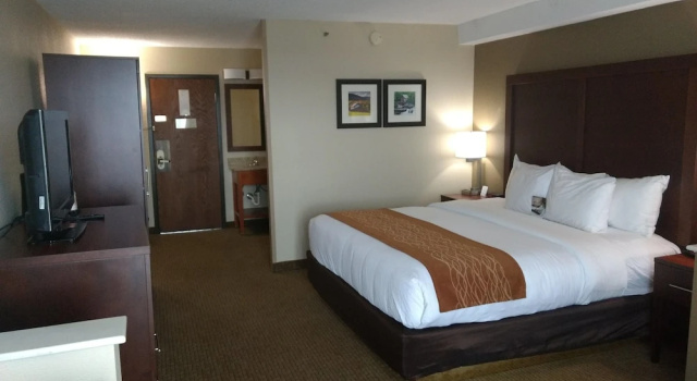 Двухместный номер Standard с балконом Comfort Inn & Suites near Danville Mall