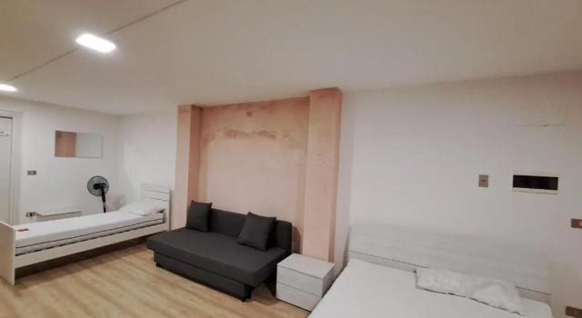 Ampia camera con bagno privato seminterrato a 80 metri dal lago