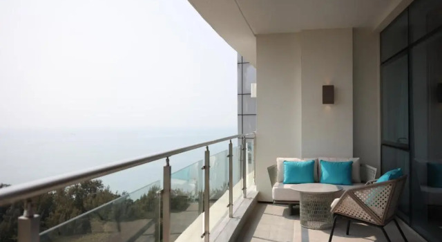 Четырёхместный номер Deluxe с балконом и с видом на океан Sheraton Beihai Resort