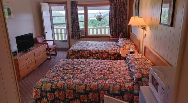 Четырёхместный номер Standard с красивым видом из окна Singing Sands Inn Motel