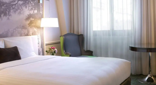 Двухместный номер Deluxe Renaissance Paris Nobel Tour Eiffel Hotel