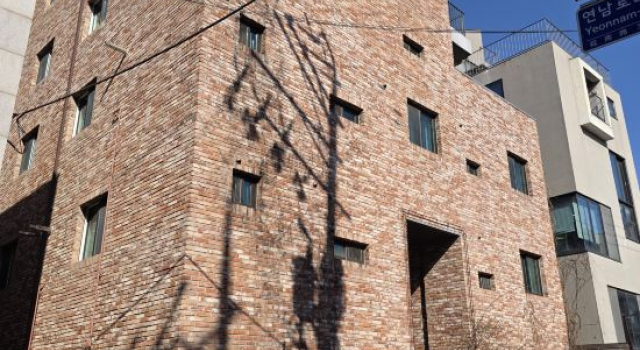 New, spacious & cozy loft w/ character. Elevator + Free airport pickup for 4+ nights., Prenota Hotel Seul Corea del Sud