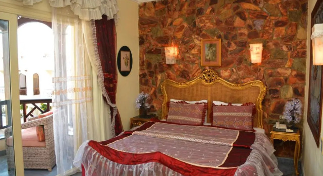 Полулюкс с видом на бассейн Oriental Rivoli Hotel & Spa