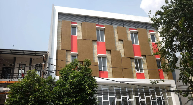 RedDoorz Plus near Mall Ciputra Jakarta