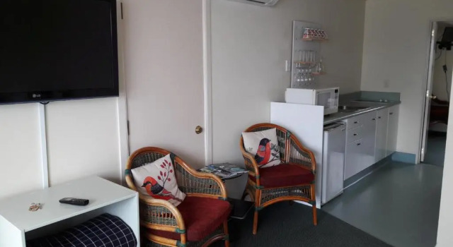 Апартаменты Colonial Lodge Motel