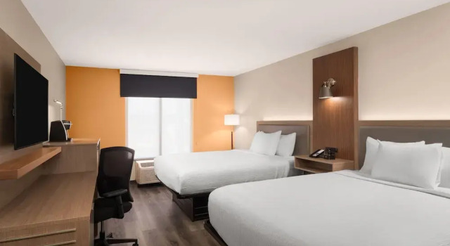 Четырёхместный номер Standard La Quinta Inn & Suites by Wyndham Bessemer